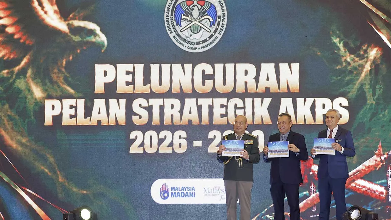SEPANG, 26 Okt -- Ketua Setiausaha Kementerian Dalam Negeri (KDN) Datuk Dr. Awang Alik Jeman (tengah) menyempurnakan pelancaran Pelan Strategik AKPS 2026-2030 pada Majlis Sambutan Ulang Tahun Ke-2 Agensi Kawalan dan Perlindungan Sempadan (AKPS) di Pusat Konvensyen Movenpick hari ini.  Turut sama Timbalan Ketua Pengarah (Pengurusan) AKPS Ismail Mokhtar (kanan) dan Timbalan Ketua Setiausaha (Dasar dan Kawalan) KDN Datuk Makhzan Mahyuddin (kanan).  -- fotoBERNAMA (2026) HAK CIPTA TERPELIHARA