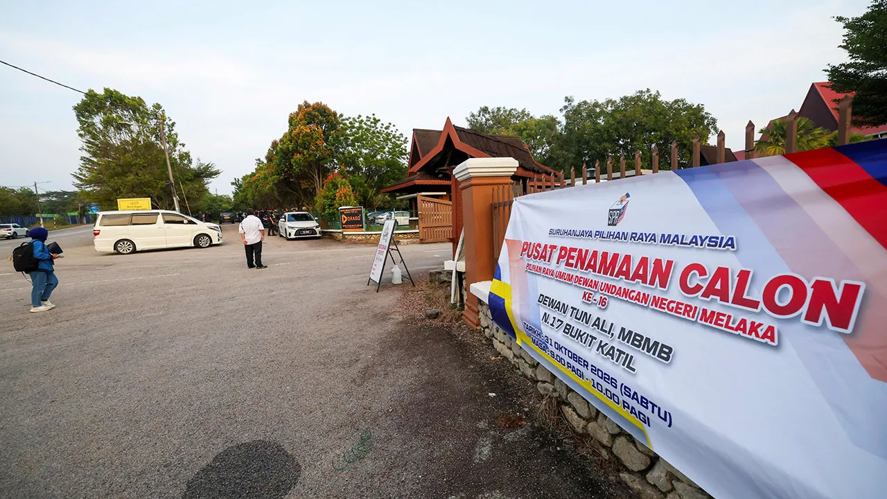 MELAKA, 31 Okt -- Petugas Suruhanjaya Pilihan Raya (SPR) melakukan persiapan bagi proses penamaan calon Pilihan Raya Negeri (PRN) Melaka ke-16 yang bermula pada 9 pagi di Pusat Penamaan Calon Dewan Tun Ali, Majlis Bandaraya Melaka Bersejarah (MBMB), Bukit Katil hari ini._BERNAMA