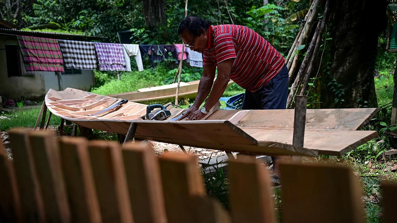 DUNGUN, 16 Okt -- Pada usia 69 tahun, Tengku Ibrahim Tengku Jaafar masih tekun meneruskan seni pertukangan perahu secara tradisional yang diwarisi lebih lima dekad lepas di Kampung Shukor, Hulu Dungun dekat sini.  Lelaki warga emas itu berkata beliau mempelajari kemahiran membuat perahu daripada bapanya ketika berusia 17 tahun dan kekal mengusahakan pertukangan tradisional yang dicintainya sehingga kini.  Tengku Ibrahim berkata kebanyakan perahu yang dihasilkannya adalah jenis timba yang diperbuat daripada