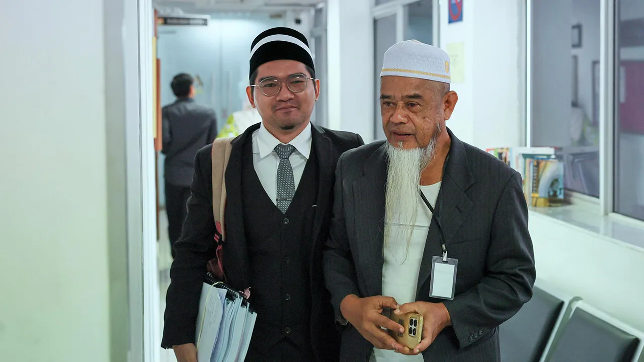 KUALA TERENGGANU, 25 Okt -- Mahkamah Sesyen di sini hari ini melepas dan membebaskan seorang pesara Pihak Berkuasa Kemajuan Pekebun Kecil Perusahaan Getah (Risda) daripada enam pertuduhan menyalahgunakan wang persatuan berjumlah RM15,350, kira-kira 10 tahun lepas.  Hakim Azman Mustapha membuat keputusan itu selepas mendapati pihak pendakwaan gagal membuktikan kes prima facie terhadap Mohd Amran Ghazali, 61, pada akhir kes pembelaan.  Dalam penghakimannya, Azman berkata mahkamah mendapati keterangan berhubun