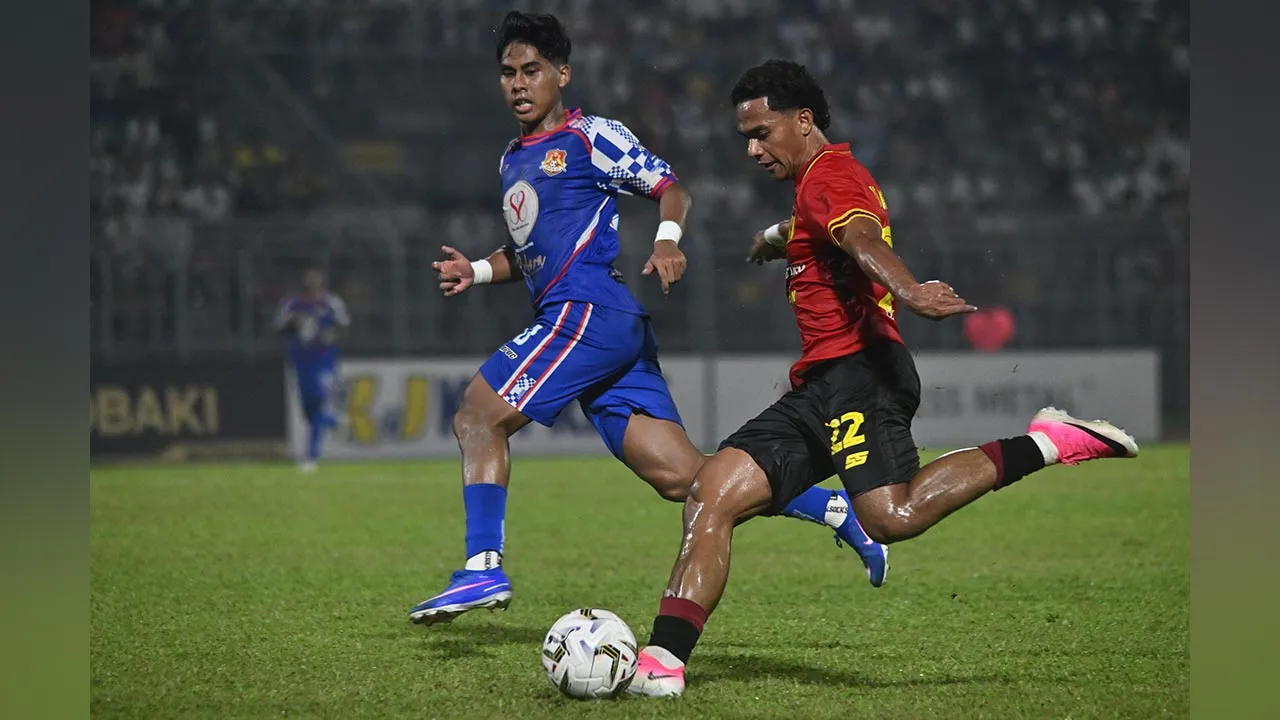KUCHING, 10 Okt - Pemain pasukan Kuching City FC Joao Pedro Da Silva Freitas cuba melepasi tahanan dari pemain Kelantan City FC Muhammad Syaahir Saiful Nizam pada dalam perlawanan suku akhir pertama Piala FA di Stadium Taha Ariffin malam ini.  Kuching City FC menang 4-1 ke atas Kelantan City FC.  - fotoBERNAMA (2026) HAK CIPTA TERPELIHARA