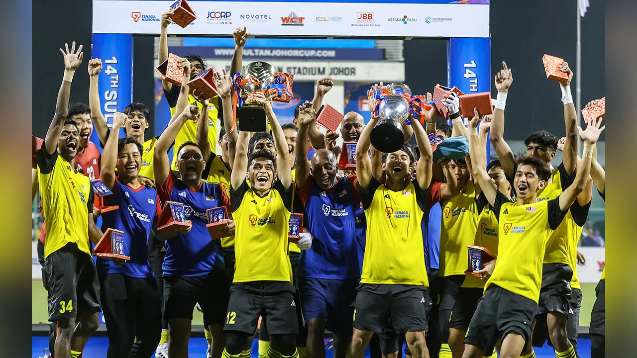 Pemain dan barisan kejurulatihan skuad hoki Malaysia meraikan kejayaan menjulang Piala Hoki Sultan Johor (SOJC) 2026 selepas menewaskan Pakistan 4-3 menerusi penentuan pukulan penalti satu lawan satu (shoot-out) pada aksi final di Stadium Hoki Taman Daya hari ini.  Kedua-dua pasukan terikat 2-2 pada masa permainan sebenar sebelum Malaysia memastikan kejuaraan menerusi penentuan pukulan penalti tersebut.  -- fotoBERNAMA