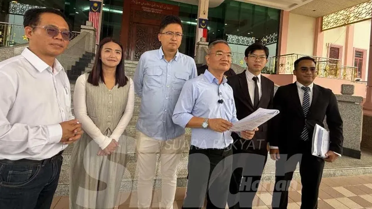 Poay Tiong pada sidang akhbar selepas serahan notis saman di Seri Negeri pada Isnin. -- SINAR HARIAN