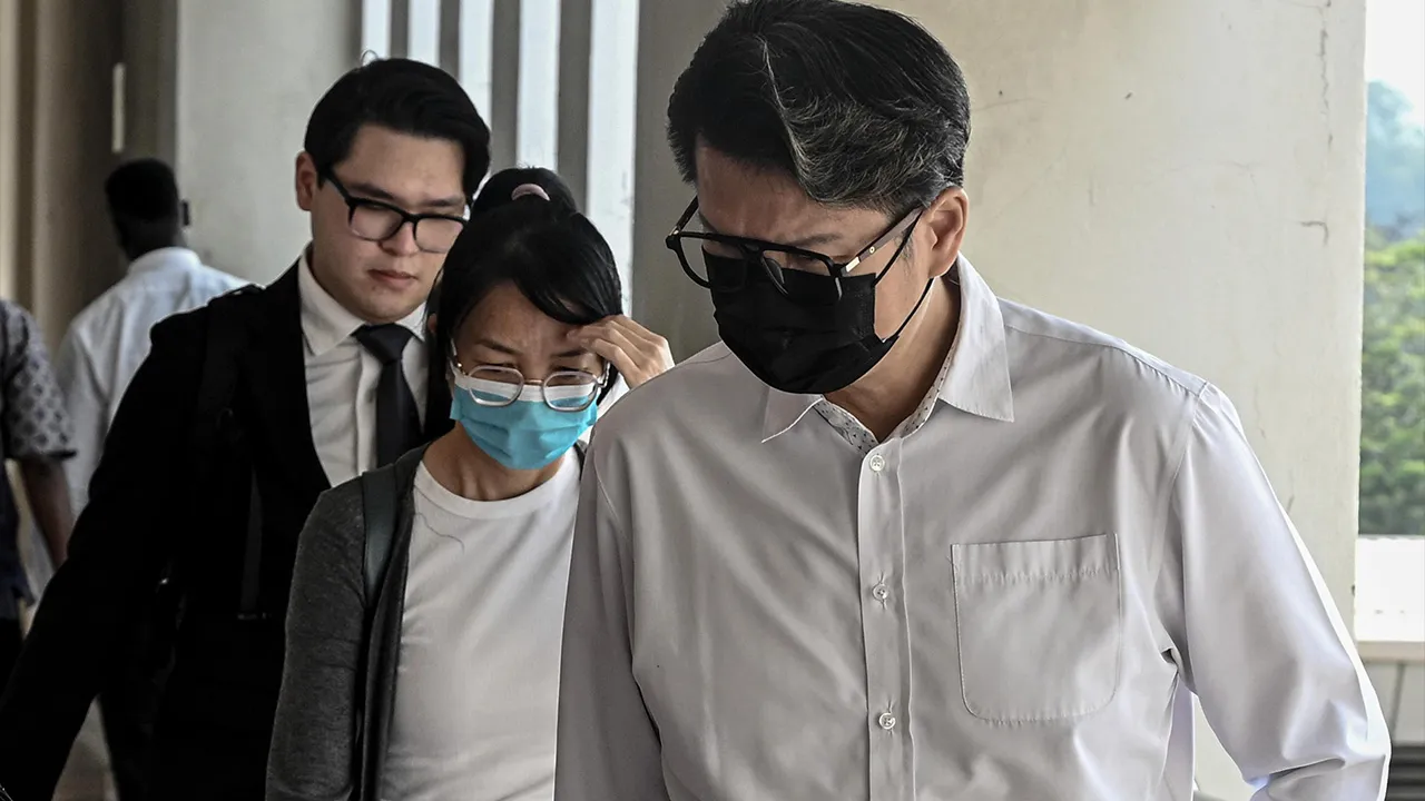 PETALING JAYA, 13 Okt - Ahli perniagaan Hoh Peng Onn (kanan) dipenjara enam bulan oleh Mahkamah Majistret di sini hari ini kerana memukul bekas teman wanitanya sehingga mengalami kecederaan pada bahagian mata serta badan, dua tahun lepas._BERNAMA