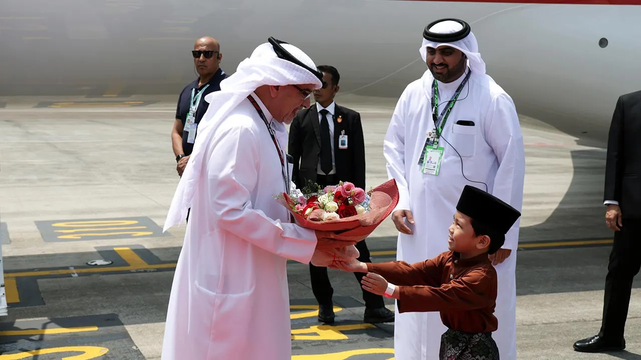 SEPANG, 2 Okt - Putera Mahkota merangkap Perdana Menteri Bahrain, Putera Salman bin Hamad Al Khalifa, tiba di Malaysia hari ini bagi menghadiri perlumbaan Formula 1 (F1) Gulf Air Bahrain Grand Prix (GP) di Litar Antarabangsa Sepang. - fotoBERNAMA (2026) HAK CIPTA TERPELIHARA