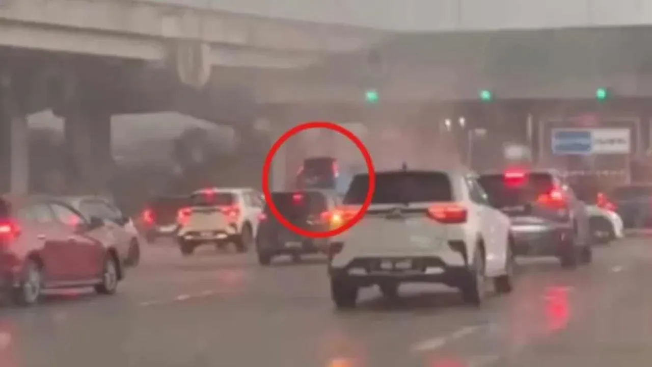 Rakaman tular menunjukkan sebuah kereta Perodua Alza terangkat dalam kejadian puting beliung di Damansara pada Selasa. -- SINAR HARIAN