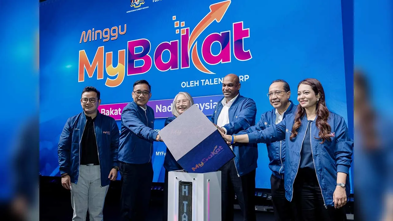 KUALA LUMPUR, 8 Okt - Menteri Sumber Manusia Datuk Seri R. Ramanan (tiga, kanan) melakukan gimik perasmian Minggu MyBakat 2026 oleh TalentCorp di Bangsar South hari ini.  Turut sama, Pengerusi TalentCorp, Elizabeth Wong (tiga, kiri) dan Ketua Pegawai Eksekutif Kumpulan TalentCorp Biruntha Mooruthi (kanan). - fotoBERNAMA (2026) HAK CIPTA TERPELIHARA