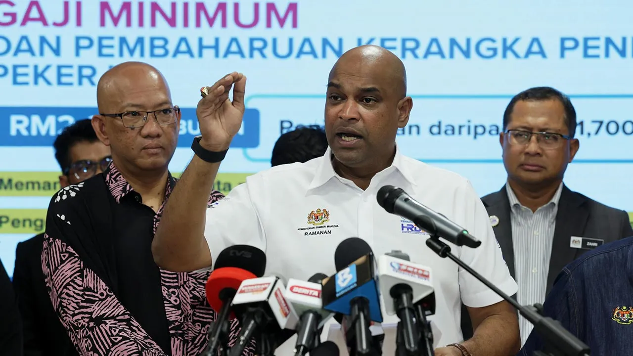 PUTRAJAYA, 16 Okt -- Menteri Sumber Manusia Datuk Seri R. Ramanan (tengah) pada Sidang Media mengenai Perintah Gaji Minimum 2027 di Menara PERKESO hari ini.  Turut kelihatan, Ketua Setiausaha Kementerian Sumber Manusia (KESUMA) Datuk Azman Mohd Yusof (kiri).  --fotoBERNAMA (2026) HAK CIPTA TERPELIHARA
