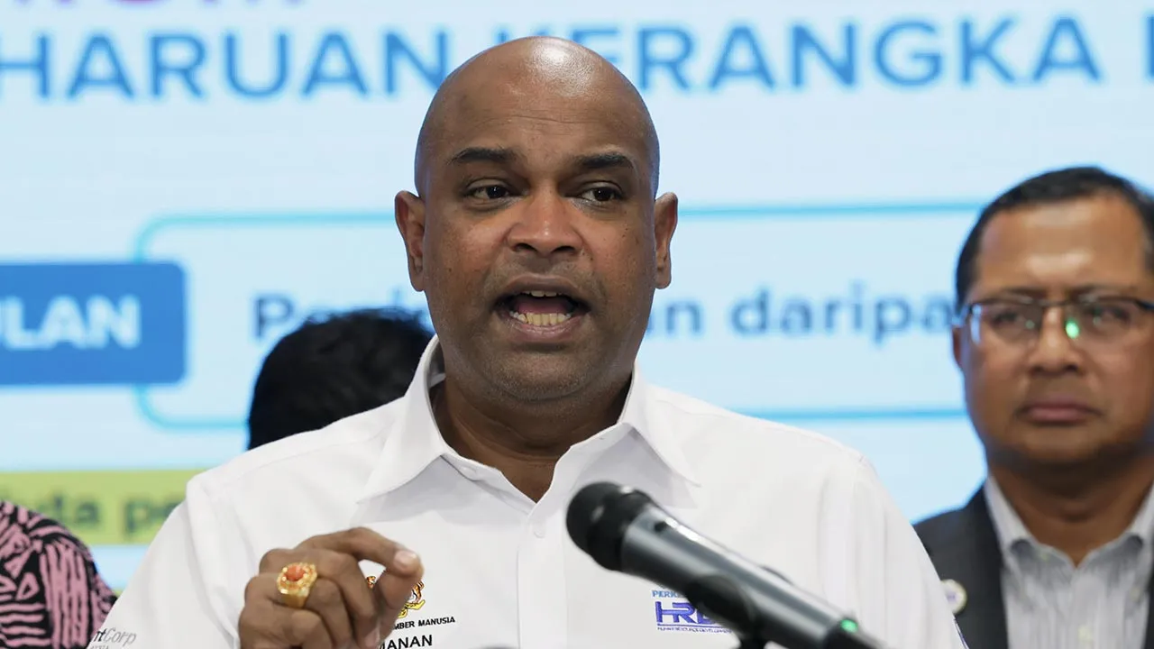 PUTRAJAYA, 16 Okt -- Menteri Sumber Manusia Datuk Seri R. Ramanan pada Sidang Media mengenai Perintah Gaji Minimum 2027 di Menara PERKESO hari ini.  -- fotoBERNAMA (2026) HAK CIPTA TERPELIHARA
