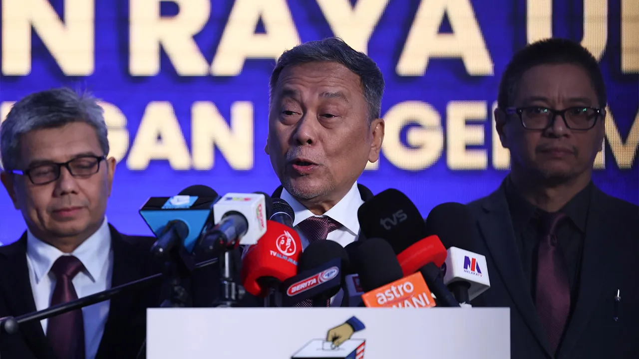 MELAKA, 7 Okt - Pengerusi Suruhanjaya Pilihan Raya (SPR) Datuk Seri Ramlan Harun (tengah) pada Sidang Media Pilihan Raya Negeri (PRN) Melaka hari ini.  Turut hadir Timbalan Pengerusi SPR Dr Azmi Sharom (kanan) dan Setiausaha SPR Datuk Khairul Shahril Idrus (kiri)._BERNAMA
