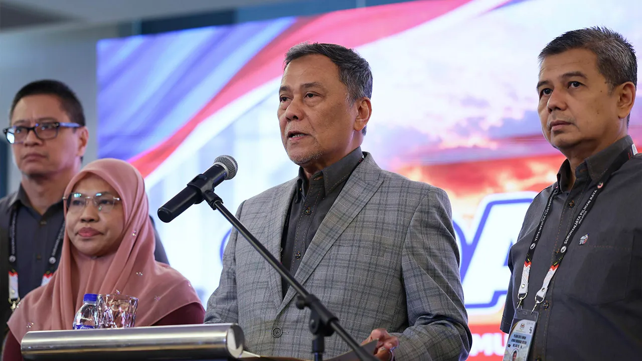 MELAKA, 31 Okt -- Pengerusi Suruhanjaya Pilihan Raya (SPR) Datuk Seri Ramlan Harun (dua, kanan) ketika sidang media mengenai penamaan calon sempena Pilihan Raya Negeri Melaka di Wisma Persekutuan Ayer Keroh hari ini._BERNAMA