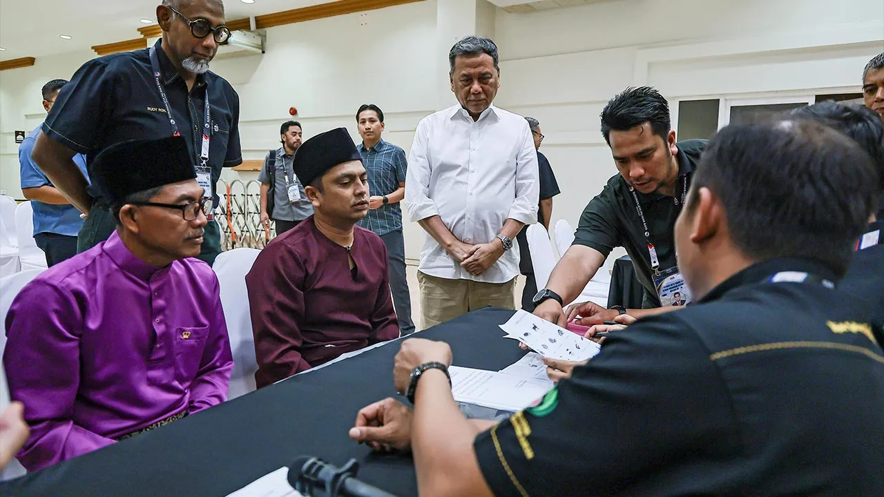 MELAKA, 30 Okt -- Pengerusi Suruhanjaya Pilihan Raya (SPR) Datuk Seri Ramlan Harun (tiga, kanan) melihat simulasi persiapan bagi urusan penamaan calon ketika meninjau persiapan pusat penamaan calon (PPC) bagi Pilihan Raya Negeri (PRN) Dewan Undangan Negeri Melaka Ke-16 di PPC Dewan Undangan Negeri (DUN) N.13 Paya Rumput di Ballroom Stadium Hang Jebat hari ini.  --fotoBERNAMA (2026) HAK CIPTA TERPELIHARA