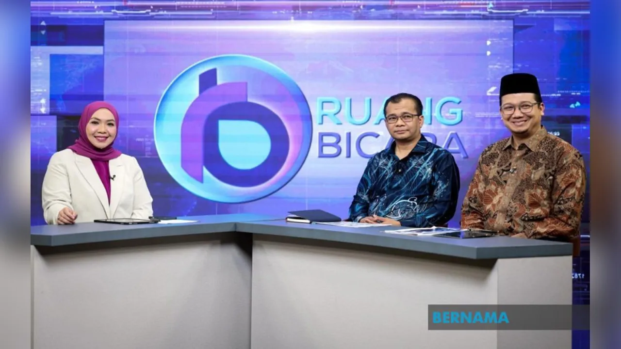 KUALA LUMPUR, 28 Okt " Ketua Sekretariat Majlis TVET Negara Dr Azmir Mohd Yunus (tengah) dan Exco Mobiliti Sosial dan Penyertaan Inklusif TVET Majlis TVET Negara Dr Muhammad Faizal Tahiruddin (kanan) pada program Ruang Bicara mengenai TVET 2.0: Antara Kompetensi dan Pembangunan Bakat bersama hos, Shuhadah Armawan (kiri) di Wisma Bernama, malam ini.  --fotoBERNAMA (2026) HAK CIPTA TERPELIHARA