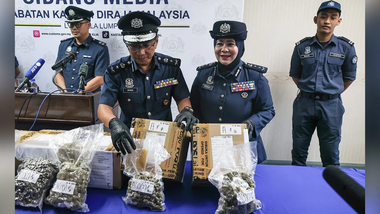 Pengarah Kastam Lapangan Terbang Antarabangsa Kuala Lumpur Aspalila Ag Tuah (dua,kanan) menunjukkan rampasan dadah jenis bunga ganja pada sidang media di Kompleks Kastam Kargo hari ini.  -- fotoBERNAMA