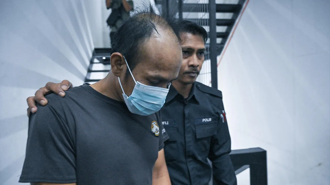 IPOH, 22 Okt -- Penganggur, Mohamad Fitri Abdul Aziz, 39, dijatuhi hukuman empat tahun penjara dengan satu sebatan di Mahkamah Sesyen hari ini selepas mengaku bersalah merompak barang kemas milik nenek saudaranya pada minggu lepas._BERNAMA