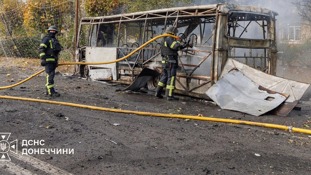 Anggota bomba memadamkan kebakaran pada sebuah bas selepas serangan Rusia di Kramatorsk, Ukraine. - Foto AP