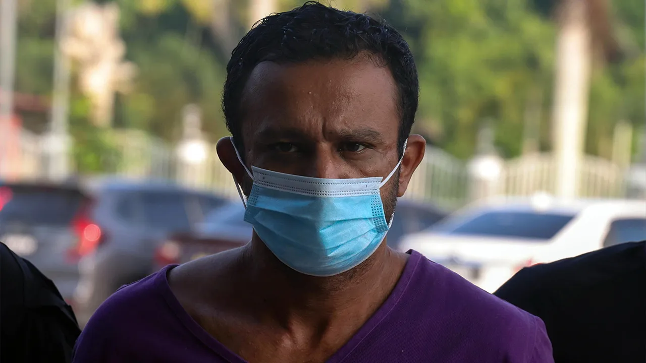 PASIR MAS, 22 Okt -- Buruh S. Manjesh Singh mengaku bersalah di Mahkamah Majistret di sini hari ini atas dua pertuduhan menceroboh dan mencemarkan Masjid Al-Aziz Al-Hadi, Tumpat dengan menyimbah cecair berbau busuk, awal bulan ini._BERNAMA