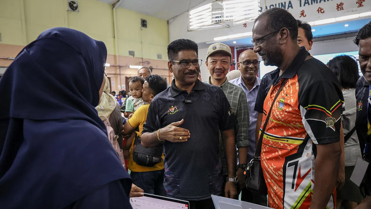 BUTTERWORTH, 4 Okt - Pengerusi Jawatankuasa Perumahan dan Alam Sekitar Pulau Pinang Datuk Seri S. Sundarajoo (kiri) bersama Ketua Pengarah Jabatan Komunikasi Komuniti (J-KOM) Mohd Hisyamuddin Ghazali (dua, kiri) beramah mesra dengan orang ramai ketika melawat reruai pada Majlis Perasmian Program MADANI Kita (PMK) Bersama-sama Komuniti Perai @ Batu Kawan 2026 di Dewan Serbaguna Taman Chai Leng hari ini. - fotoBERNAMA (2026)