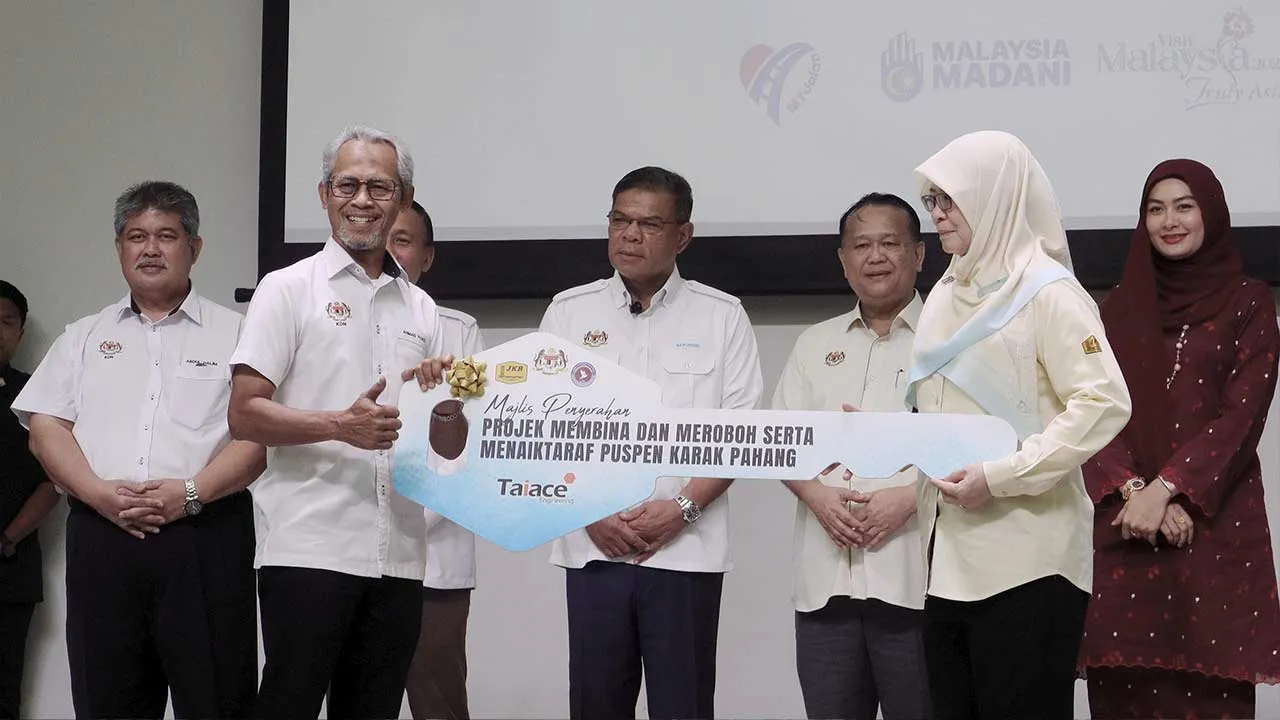 BENTONG, 5 Okt - Menteri Dalam Negeri Datuk Seri Saifuddin Nasution Ismail (empat,kiri) dan Menteri Kerja Raya Datuk Seri Alexander Nanta Linggi (lima,kiri) menyaksikan serahan replika kunci oleh Pengarah Jabatan Kerja Raya (JKR) Pahang, Datuk Ir. Ts Hafizah Zakaria (dua,kanan) kepada Setiausaha Bahagian (Bahagian Pembangunan) Kementerian Dalam Negeri sebagai simbolik Majlis Penyerahan Projek Siap bagi membina, meroboh serta menaik taraf Pusat Pemulihan Penagihan Narkotik (PUSPEN) Karak, hari ini.