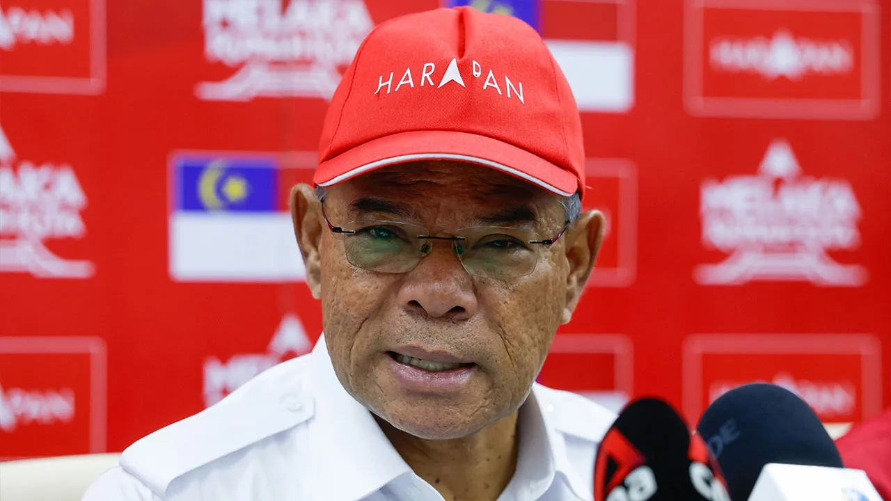 MELAKA, 31 Okt -- Ketua Setiausaha Pakatan Harapan (PH) Datuk Seri Saifuddin Nasution Ismail ketika sidang media harian Jabatan Pilihan Raya PH di Bilik Gerakan Utama PH hari ini.  -- fotoBERNAMA (2026) HAK CIPTA TERPELIHARA
