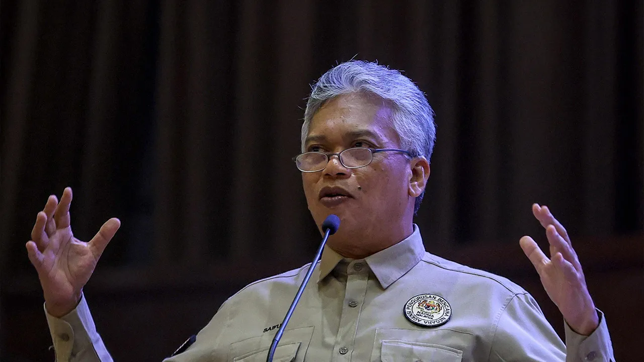 JOHOR BAHRU, 13 Okt - Timbalan Ketua Pengarah Bahagian Perancangan dan Persediaan Bencana Agensi Pengurusan Bencana Negara (NADMA) Saiful Yazan Alwi berucap pada Majlis Perasmian Forum Iklim Kebangsaan 2026 di Dewan Sultan Iskandar, UTM hari ini._BERNAMA