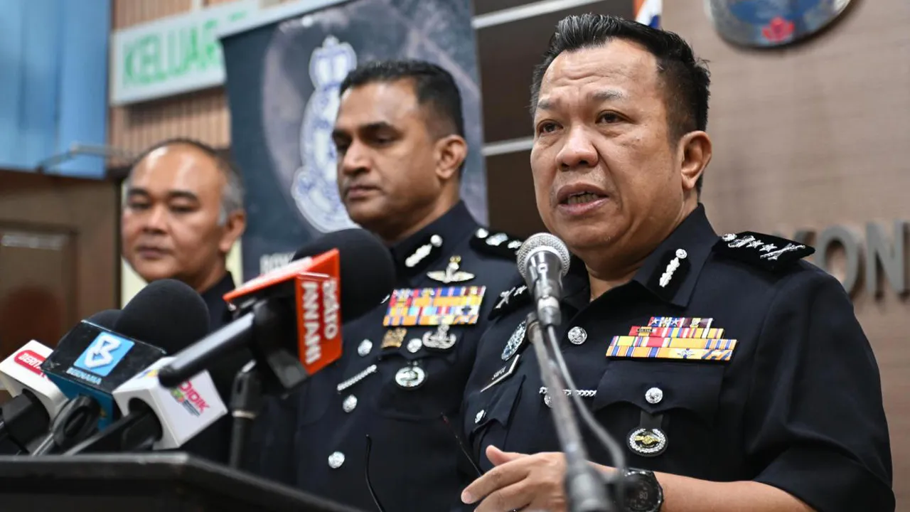 KUCHING, 9 Okt - Pemangku Pesuruhjaya Polis Sarawak Saifullizan Ishak (kanan) bercakap pada sidang media berhubung rampasan dadah, hari ini, di Ibu Pejabat Polis Kontinjen Sarawak.  Polis Sarawak menahan dua lelaki tempatan dan merampas 32.73 kilogram dadah jenis Eramin 5 bernilai kira-kira RM3.3 juta dalam operasi di Lapangan Terbang Antarabangsa Kuching (KIA) pada 28 September lepas.  - fotoBERNAMA (2026) HAK CIPTA TERPELIHARA
