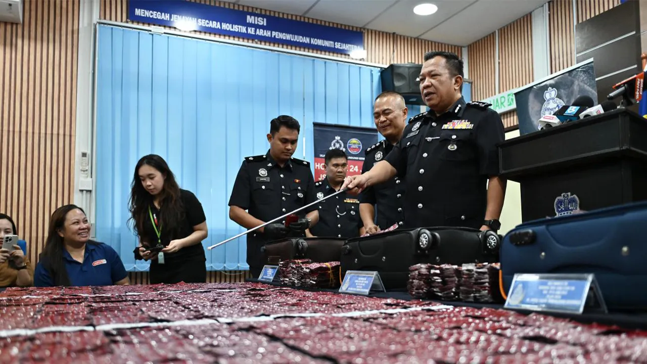KUCHING, 9 Okt - Pemangku Pesuruhjaya Polis Sarawak Saifullizan Ishak menunjukkan dadah yang dirampas pada sidang media, hari ini, di Ibu Pejabat Polis Kontinjen Sarawak.  Polis Sarawak menahan dua lelaki tempatan dan merampas 32.73 kilogram dadah jenis Eramin 5 bernilai kira-kira RM3.3 juta dalam operasi di Lapangan Terbang Antarabangsa Kuching (KIA) pada 28 September lepas.  - fotoBERNAMA (2026) HAK CIPTA TERPELIHARA