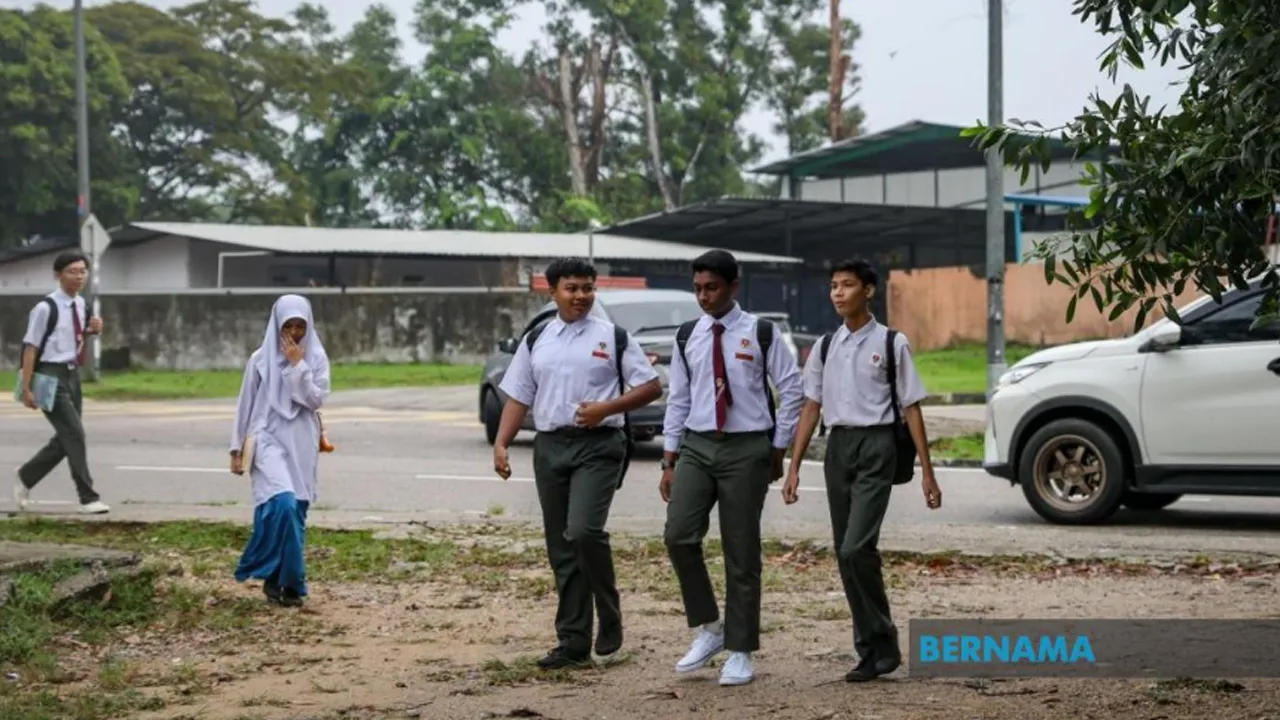 JOHOR BAHRU, 26 Okt -- Sesi persekolahan dimulakan secara berfasa susulan penutupan sementara sekolah akibat keadaan jerebu di Johor, hari ini, dengan fasa pertama pada 26 dan 27 Oktober melibatkan pelajara yang perlu menduduki peperiksaan mengikut jadual ditetapkan, manakala fasa kedua bermula 28 Oktober dengan semua sekolah dijadual beroperasi sepenuhnya seperti biasa.  Bacaan Indeks Pencemar Udara (IPU) di daerah Johor Bahru mencatatkan 65 setakat hari ini, dengan pembukaan semula sekolah tertakluk kepad