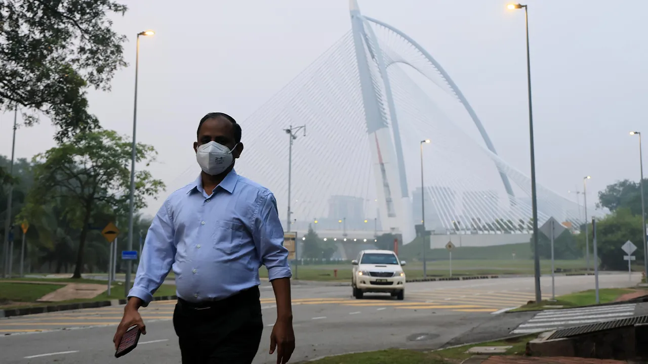 PUTRAJAYA, 9 Okt - Seorang pejalan kaki memakai pelitup muka ketika tinjauan fotoBERNAMA di Putrajaya susulan keadaan jerebu, hari ini.  JPWPP memaklumkan penutupan sementara institusi pendidikan di Putrajaya selaras dengan arahan Kementerian Pendidikan (KPM) serta titah Yang di-Pertuan Agong Sultan Ibrahim yang prihatin terhadap keselamatan dan kesihatan murid.  - fotoBERNAMA (2026) HAK CIPTA TERPELIHARA