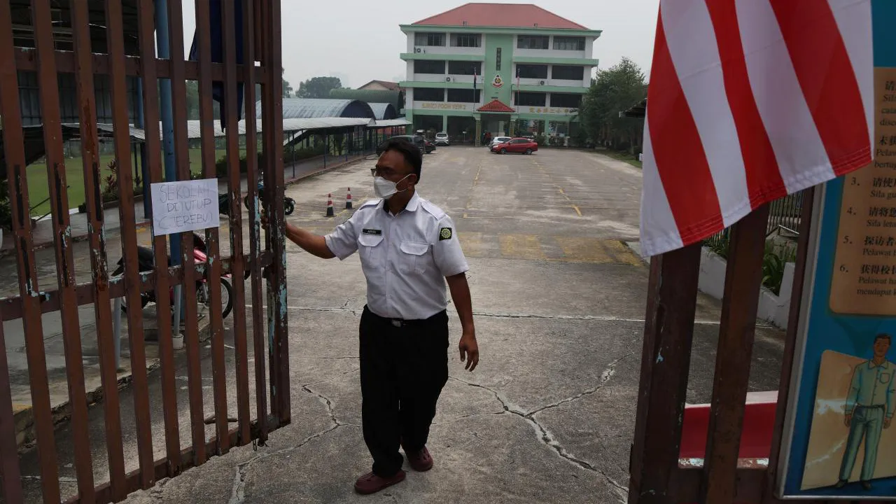 JOHOR BAHRU, 9 Okt -- Sekolah Jenis Kebangsaan (Cina) Foon Yew 2, ditutup hari ini susulan arahan kerajaan negeri Johor yang mengarahkan semua sekolah ditutup selama dua hari bermula semalam berikutan jerebu dan kemerosotan kualiti udara.
