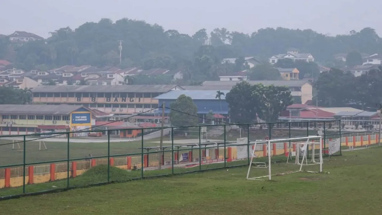 BANGI, 9 Oct - Suasana di Sekolah Menengah Kebangsaan Bandar Baru Bangi susulan arahan penutupan sementara institusi pendidikan di Selangor dan Wilayah Persekutuan Putrajaya berikutan keadaan jerebu ketika ini.  Jabatan Pendidikan Wilayah Persekutuan Putrajaya (JPWPP) memaklumkan keputusan itu dibuat selaras dengan arahan Kementerian Pendidikan (KPM), selain menjunjung titah Yang di-Pertuan Agong Sultan Ibrahim yang amat prihatin terhadap keselamatan dan kesihatan murid.  - fotoBERNAMA (2026) HAK CIPTA TERP