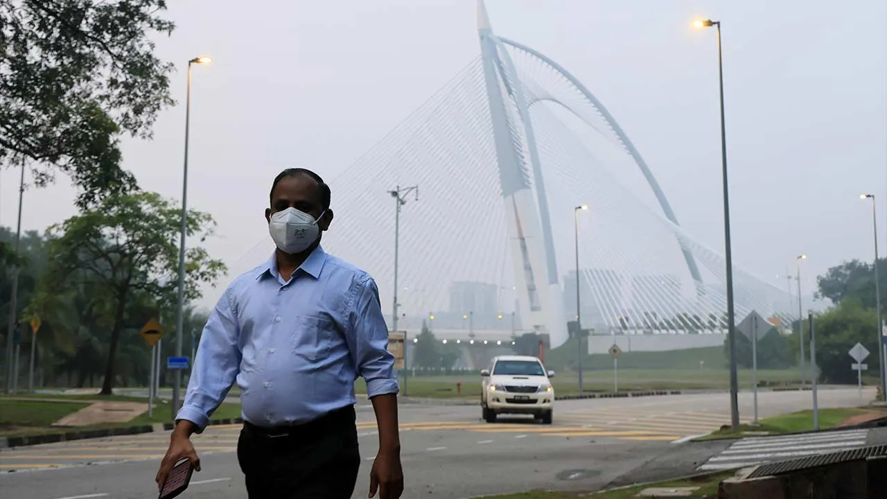 PUTRAJAYA, 9 Okt -- Seorang pejalan kaki memakai pelitup muka ketika tinjauan fotoBERNAMA di Putrajaya susulan keadaan jerebu, hari ini.  JPWPP memaklumkan penutupan sementara institusi pendidikan di Putrajaya selaras dengan arahan Kementerian Pendidikan (KPM) serta titah Yang di-Pertuan Agong Sultan Ibrahim yang prihatin terhadap keselamatan dan kesihatan murid.