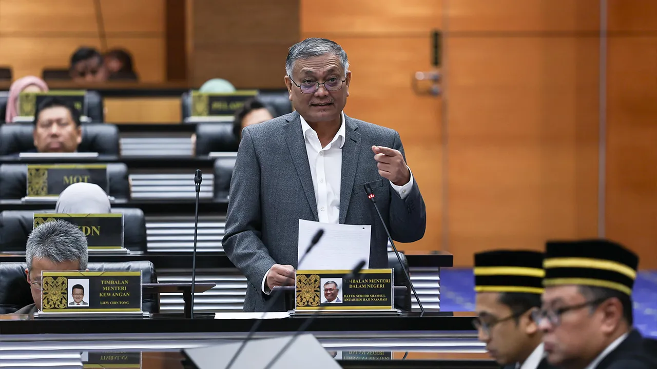 KUALA LUMPUR, 26 Okt -- Timbalan Menteri Dalam Negeri Datuk Seri Dr Shamsul Anuar Nasarah pada Sesi Kamar Khas Dewan Rakyat sempena Mesyuarat Ketiga, Penggal Kelima, Parlimen ke-15 di Bangunan Parlimen hari ini._BERNAMA