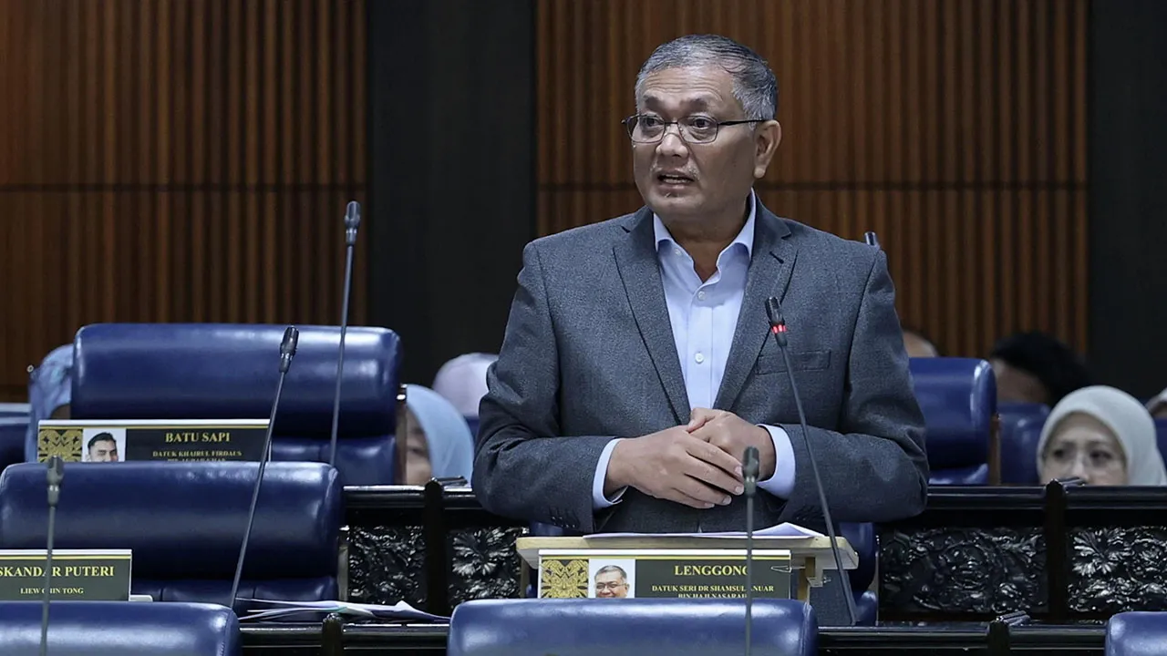 KUALA LUMPUR, 21 Okt -- Timbalan Menteri Dalam Negeri Datuk Seri Dr Shamsul Anuar Nasarah ketika sesi Pertanyaan-Pertanyaan Bagi Jawab Lisan sempena Mesyuarat Ketiga, Penggal Kelima, Parlimen ke-15 di Bangunan Parlimen hari ini._BERNAMA
