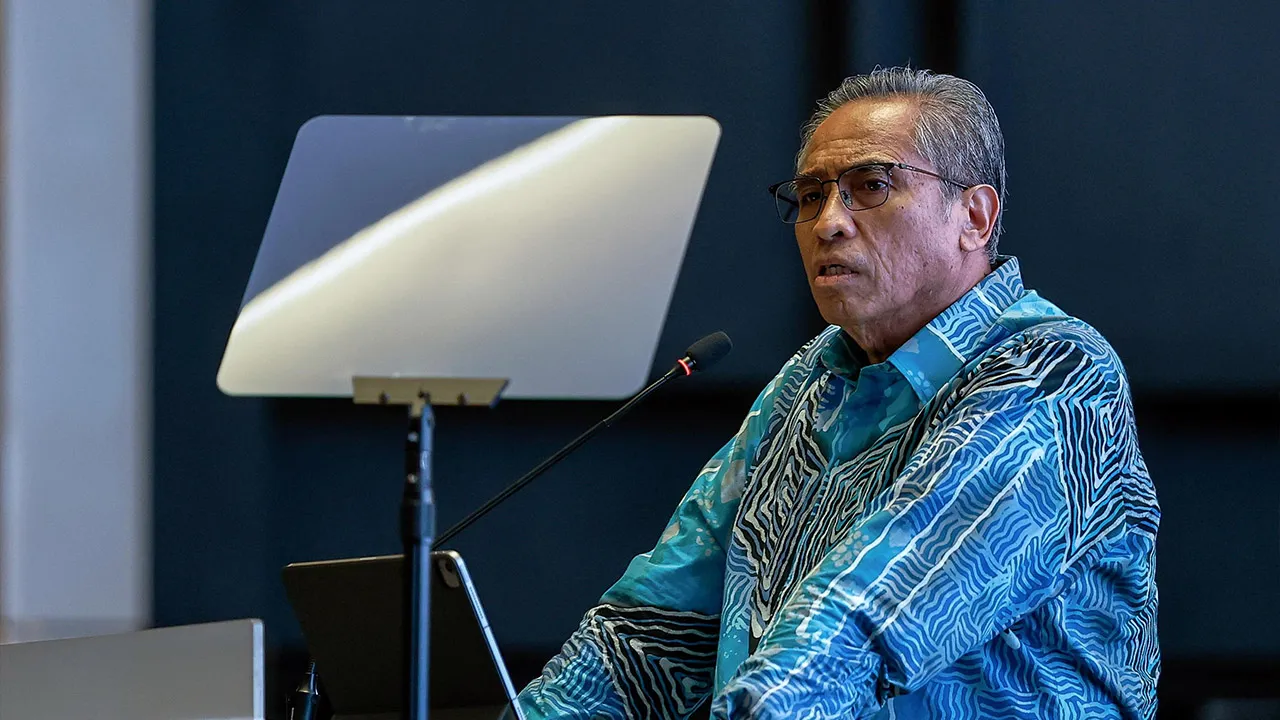 SHAH ALAM, 8 Okt - Ketua Setiausaha Negara, Tan Sri Shamsul Azri Abu Bakar menyampaikan ucapan pada Majlis Perasmian Konvensyen Pengurusan Rekod Sektor Awam Tahun 2026 "'Transformasi Pendigitalan Rekod Awam sebagai sumber Strategik Negara "' di Pusat Konvensyen Majlis Bandaraya Shah Alam (MBSA) hari ini. - fotoBERNAMA