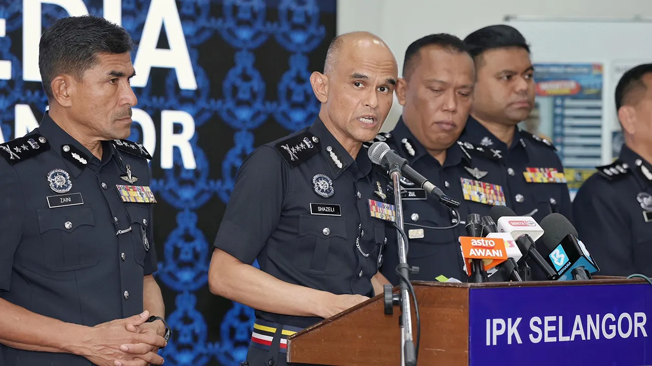 SHAH ALAM , 14 Okt - Ketua Polis Selangor, Datuk Shazeli Kahar (dua, kiri) ketika sidang media berhubung tiga kes berasingan, iaitu kes melarikan orang, bunuh dan senjata api di Ibu Pejabat Polis Kontinjen (IPK) Selangor, hari ini.  - fotoBERNAMA (2026)