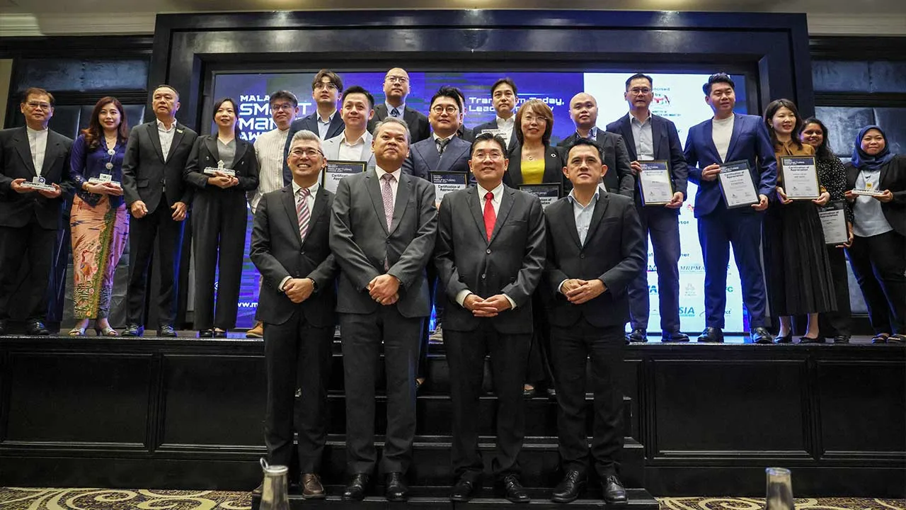 GEORGE TOWN, 2 Okt - Timbalan Menteri Pelaburan, Perdagangan dan Industri Sim Tze Tzin (depan dua, kanan) bersama para penerima sijil penghargaan pada pelancaran Malaysia Smart Manufacturing Awards (MSMA) 2027 hari ini. Turut hadir, Ketua Pegawai Eksekutif Malaysian Industrial Development Finance Berhad (MIDF Berhad) Azizi Mustafa (depan dua, kiri) dan Pengerusi Jawatankuasa Perdagangan dan Perpaduan Masyarakat Negeri Pulau Pinang, Goh Choon Aik (depan, kanan). - fotoBERNAMA (2026) HAK CIPTA TERPELIHARA