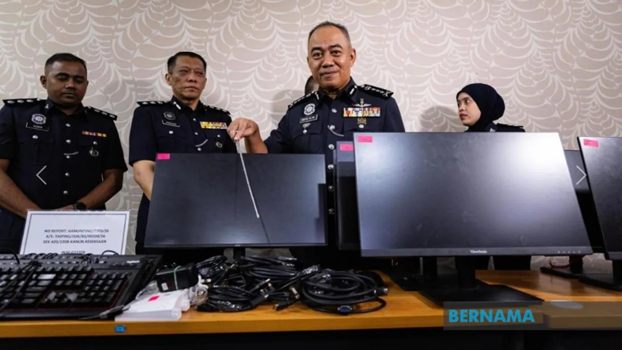 IPOH, 23 Okt -- Ketua Polis Perak Datuk Mohd Alwi Zainal Abidin (dua,kiri) menunjukkan peralatan elektronik yang dirampas susulan penahanan sindiket penipuan perjudian atas talian pada sidang media di Ibu Pejabat Polis Kontinjen (IPK) Perak hari ini.  -- fotoBERNAMA (2026) HAK CIPTA TERPELIHARA  Photographed By: ZULFADHLI ZULKARNAIN