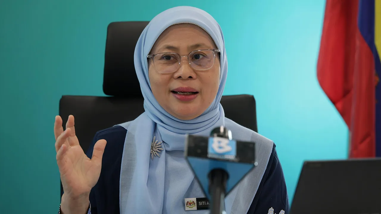 PUTRAJAYA, 6 Okt - Ketua Perangkawan Malaysia, Siti Asiah Ahmad (kanan) ketika ditemuramah Bernama baru-baru ini berkata Jabatan Perangkaan Malaysia (DOSM) akan terus memperluas usaha meningkatkan literasi statistik dalam kalangan golongan muda menerusi pelbagai program termasuk Pertandingan Debat, Datathon dan Pengucapan Awam. Ketiga-tiga program ini akan diteruskan sebagai aktiviti tahunan sempena Hari Statistik Negara (HSN) yang disambut pada 20 Oktober ini. Siti Asiah berkata program berkenaan penting b