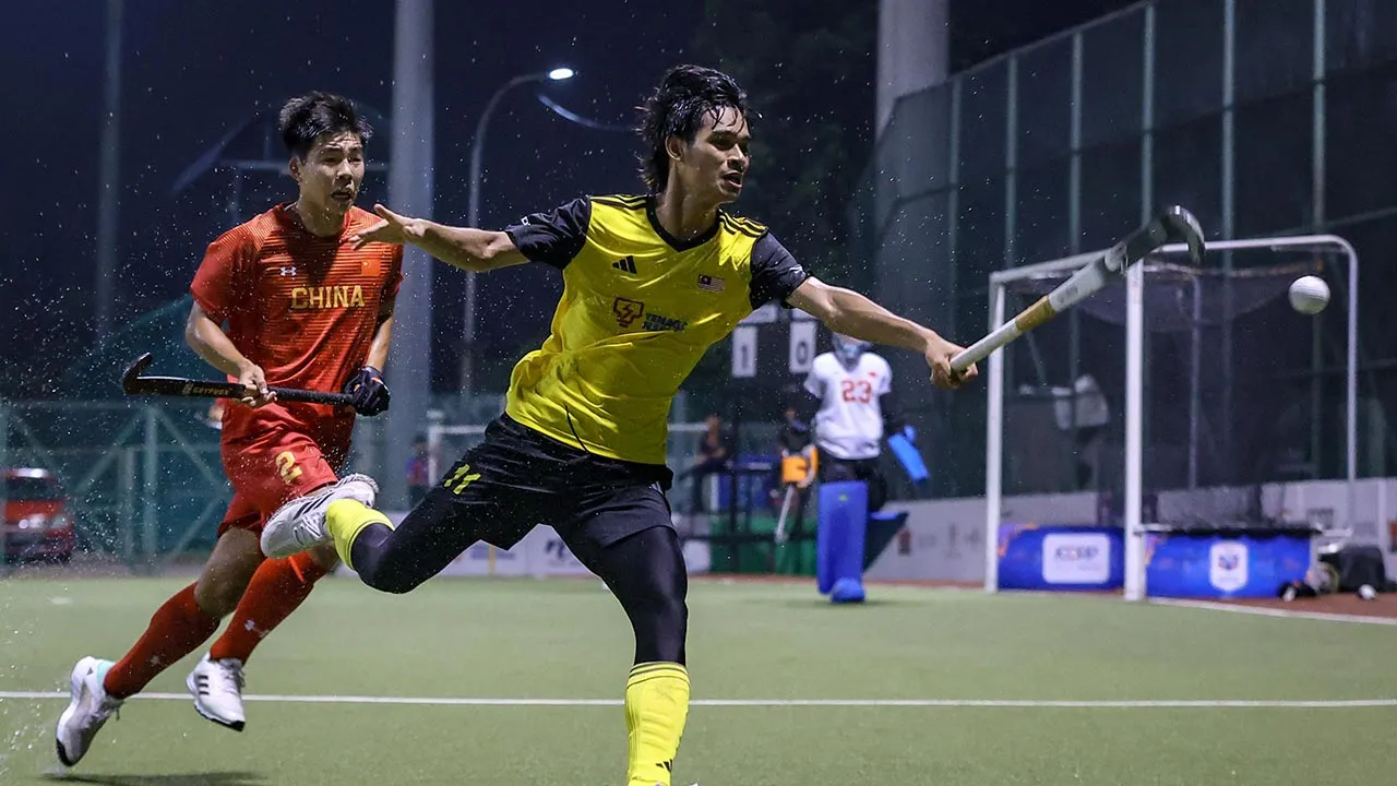 JOHOR BAHRU, 18 Okt -- Pemain hoki Malaysia Fahmi Suzaini (kanan) dikawal ketat pemain China Wang Yuexian (kiri) pada perlawanan Piala Hoki Sultan Johor (SOJC) 2026 di Stadium Hoki Taman Daya, hari ini.  Tamat perlawanan dengan jaringan Malaysia 3 - 0 China.  -- fotoBERNAMA (2026) HAK CIPTA TERPELIHARA