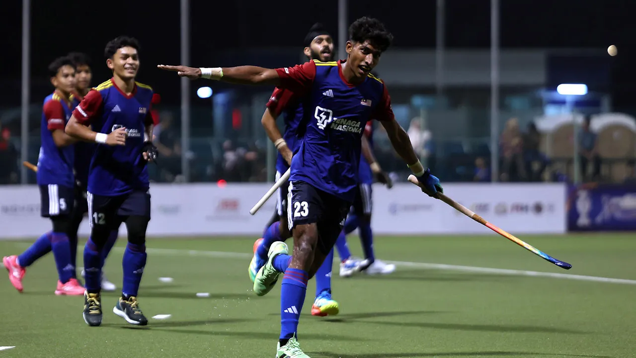 JOHOR BAHRU, 21 Okt -- Pemain negara Naaveenesh Panicker meraikan jaringan ketika menentang pasukan Pakistan pada perlawanan Hoki Piala Sultan Johor (SOJC) 2026 di Stadium Hoki Taman Daya, hari ini.  Tamat perlawanan, Malaysia 3 - 2 Pakistan.  -- fotoBERNAMA (2026) HAK CIPTA TERPELIHARA