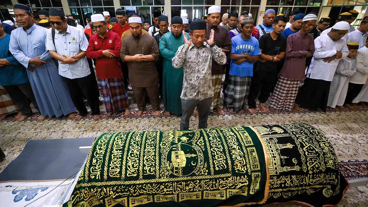 KOTA BHARU, 5 Okt - Mangsa kemalangan maut di Gerik, Allahyarham Al Zubair Deraman, 31, disolatkan di Masjid Al Fathul Mubin Kampung Tok Sadang sebelum dikebumikan di Tanah Perkuburan Kem, Pengkalan Chepa hari ini. Dalam kejadian kira-kira 1.30 tengah hari semalam, empat termasuk seorang kanak perempuan maut dalam nahas membabitkan tiga kenderaan di KM 38.5 Jalan Raya Timur-Barat (JRTB) Gerik-Jeli. - fotoBERNAMA (2026) HAK CIPTA TERPELIHARA