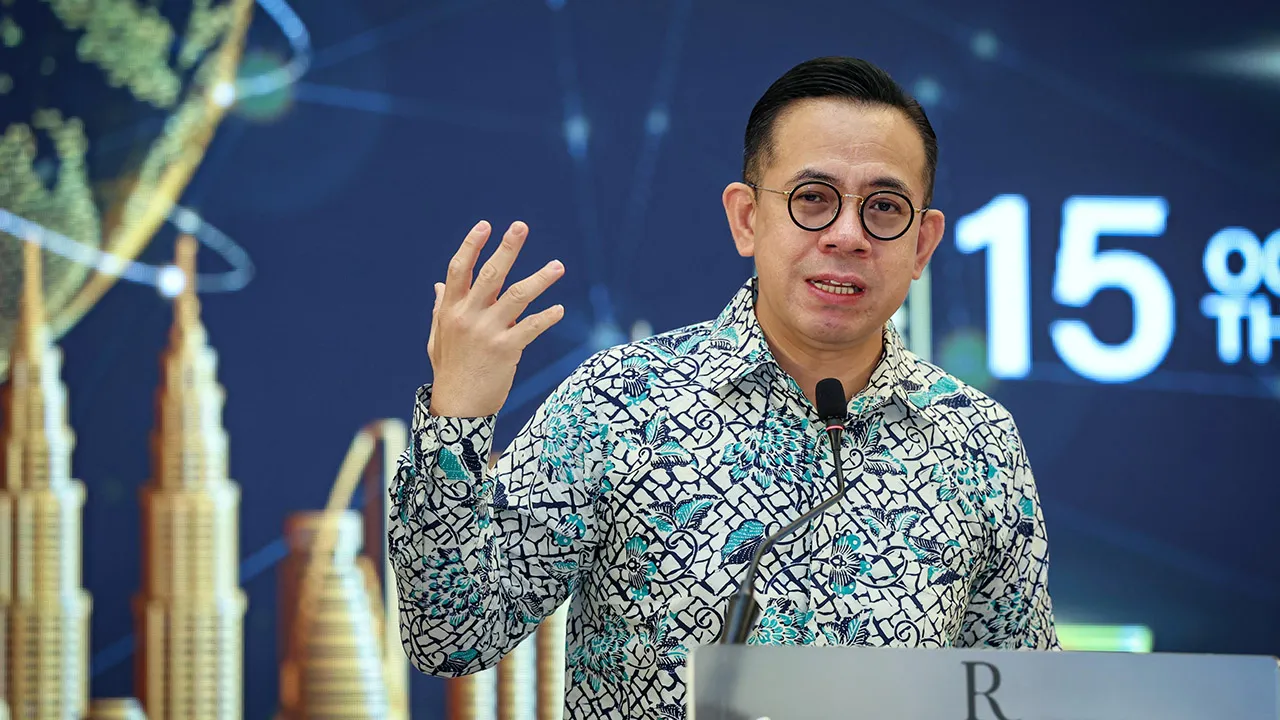 KUALA LUMPUR, 15 Okt -- Menteri Pembangunan Usahawan dan Koperasi Steven Sim Chee Keong berucap pada Majlis Perasmian Persidangan Eksport Enterprise 50 2026 hari ini._BERNAMA