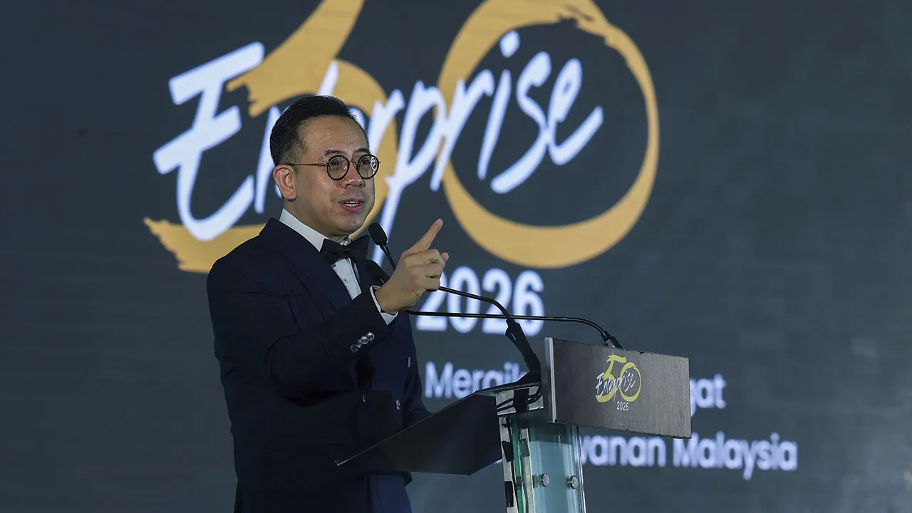 KUALA LUMPUR, 16 Okt -- Menteri Pembangunan Usahawan dan Koperasi Steven Sim Chee Keong berucap pada Majlis Anugerah Enterprise 50 2026 hari ini.  -- fotoBERNAMA (2026) HAK CIPTA TERPELIHARA