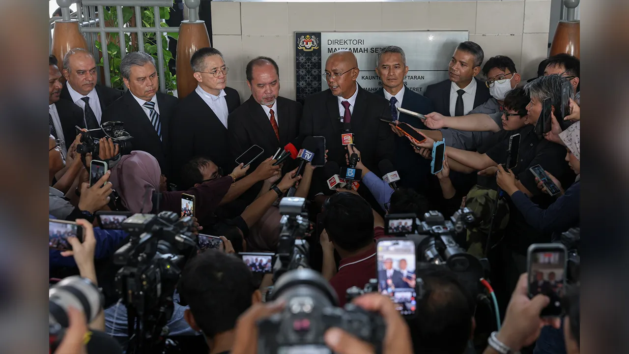 Sepang , 21 Oktober 2026.Ketua Pengarah Agensi Kawalan dan Perlindungan Sempadan (AKPS), Datuk Seri Mohd Shuhaily Mohd Zain bersama barisan peguam di Mahkamah Majistret Sepang selepas menghadapi pertuduhan Pertuduhan Seksyen 323 (Kanun Keseksaan) kerana sengaja menyebabkan kecederaan terhadap anggota PDRM (polis DiRaja Malaysia).Astro AWANI / SHAHIR OMAR