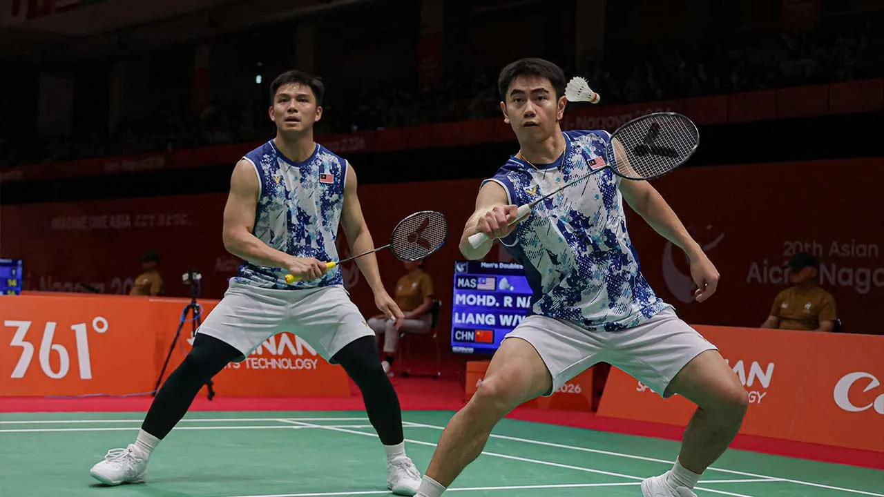 NAGOYA, 27 Sept -- BERTENAGA...Aksi beregu lelaki negara Nur Izzuddin Mohd Rumsani dan Goh Sze Fei ketika menentang wakil China Liang Wei Keng dan Wang Chang dalam perlawanan suku akhir Sukan Asia Aichi-Nagoya 2026 di Ichinomiya City Municipal Gymnasium, hari ini.