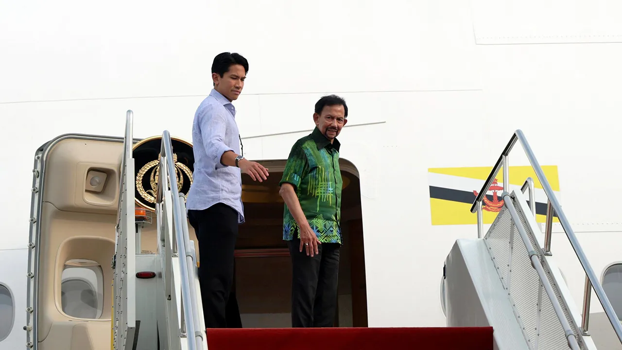 Sultan Brunei Sultan Hassanal Bolkiah dan Putera Abdul Mateen Bolkiah berangkat pulang selepas mengakhiri lawatan khas selama dua hari sempena perlumbaan Formula Satu (F1) Gulf Air Bahrain Grand Prix di Litar Antarabangsa Sepang di Kompleks Bunga Raya hari ini. - fotoBERNAMA