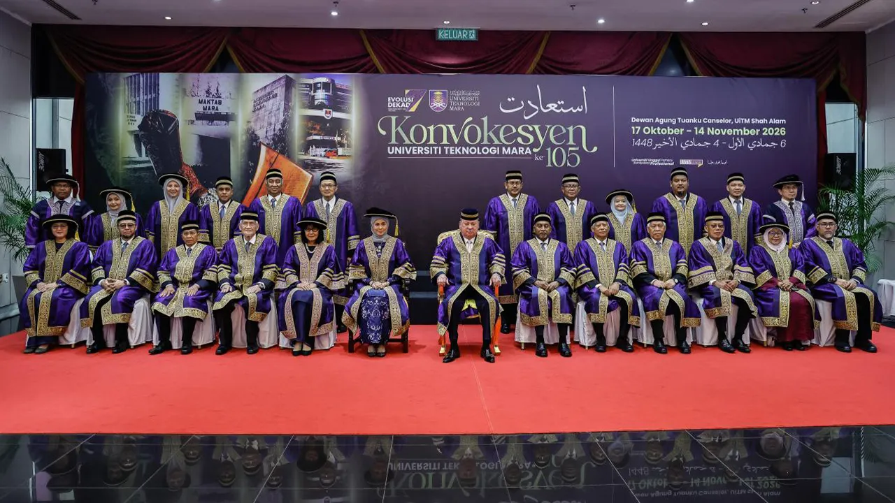 SHAH ALAM, 17 Okt -- Yang di-Pertuan Agong Sultan Ibrahim berkenan bergambar sempena Majlis Istiadat Konvokesyen Univerisiti Teknologi MARA (UiTM) ke-105 bagi Sidang Pertama di Dewan Agung Tuanku Canselor UiTM Shah Alam hari ini.  -- fotoBERNAMA (2026) HAK CIPTA TERPELIHARA