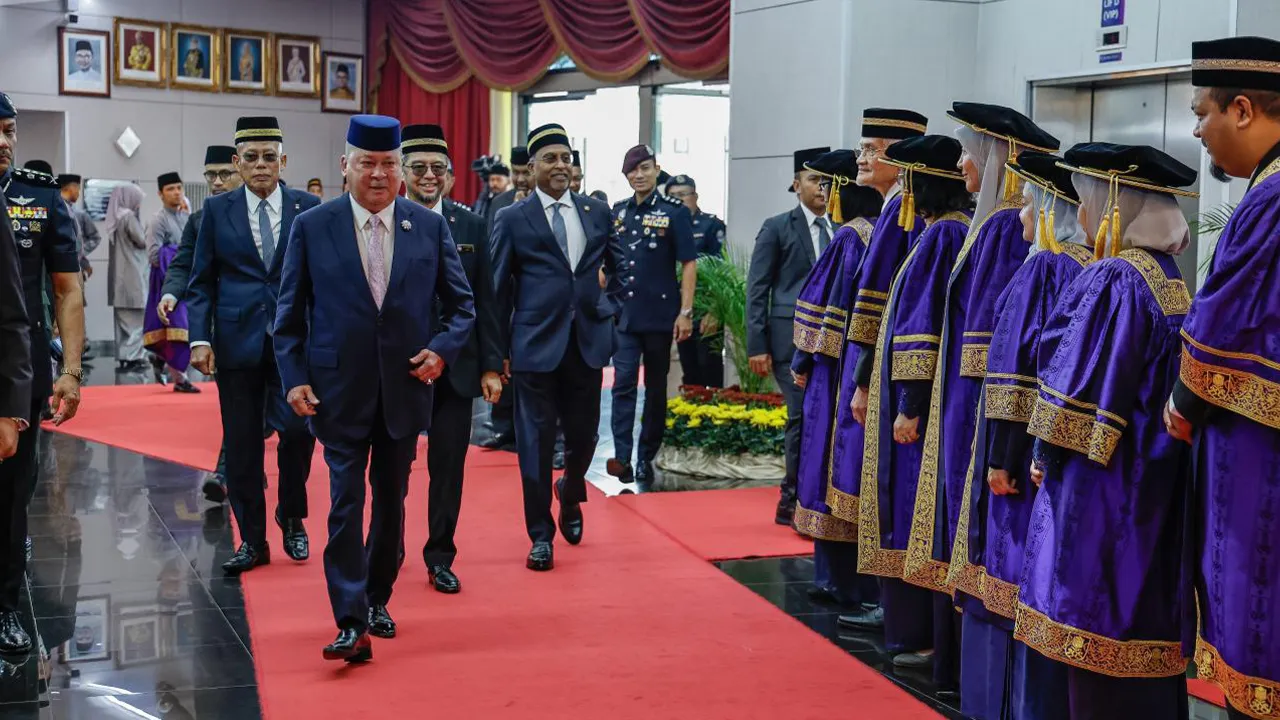 SHAH ALAM, 17 Okt -- Yang di-Pertuan Agong Sultan Ibrahim berkenan berangkat pada Majlis Istiadat Konvokesyen Univerisiti Teknologi MARA (UiTM) ke-105 bagi Sidang Pertama di Dewan Agung Tuanku Canselor UiTM Shah Alam hari ini.  -- fotoBERNAMA (2026) HAK CIPTA TERPELIHARA