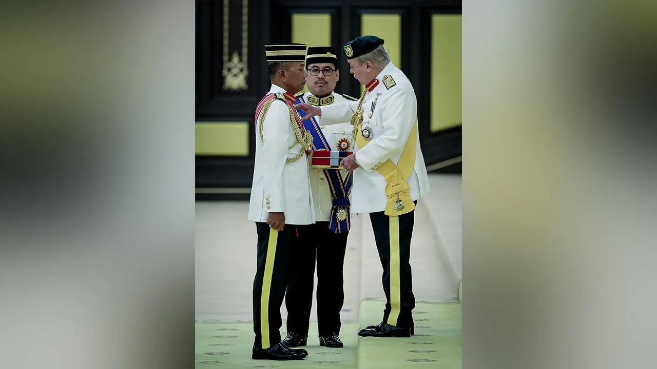 KUALA LUMPUR, 6 Okt - Yang di-Pertuan Agong Sultan Ibrahim berkenan mengurniakan darjah Panglima Gagah Angkatan Tentera (PGAT) kepada Panglima Angkatan Tentera Jen Tan Sri Malek Razak Sulaiman pada Istiadat Pengurniaan Darjah Kepahlawanan Angkatan Tentera (DKAT) 2026 yang berlangsung di Balairung Seri Istana Negara hari ini. - fotoBERNAMA (2026)